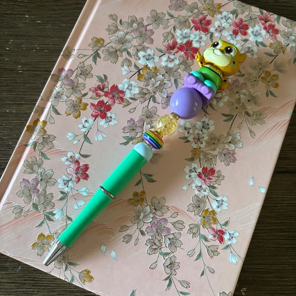 Disney Doorables: Zootopia: Officer Clawhauser roller skates handmade beaded pen - Picture 2 of 3